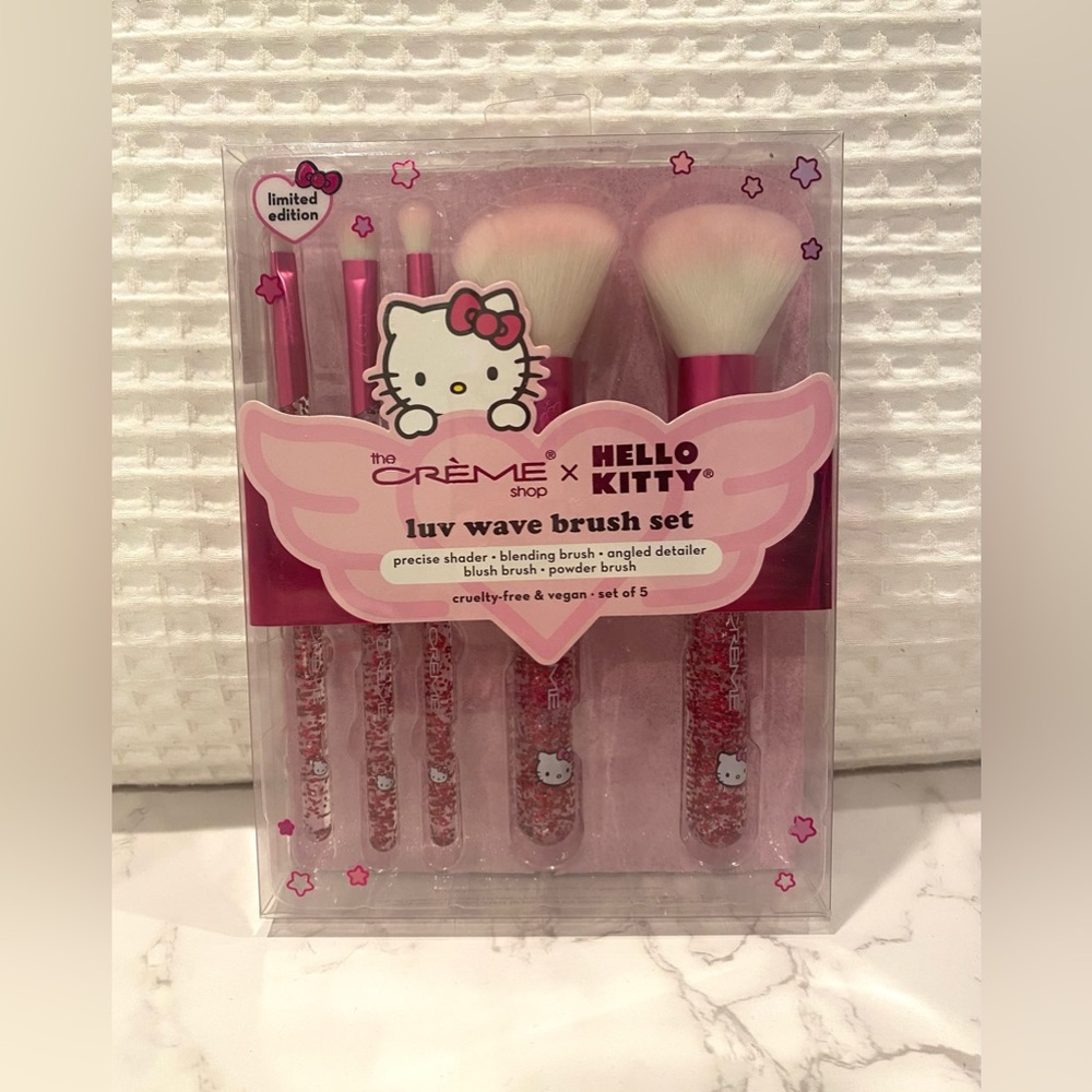 The Crème Shop Hello Kitty Luv Wave Brush Set